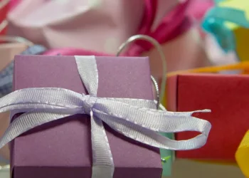 COMPRA DE PRESENTES NOS DIAS QUE ANTECEDEM O NATAL