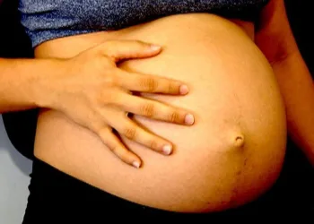 Alta taxa de açúcar na gravidez aumenta risco de doença cardíaca em bebês, diz estudo