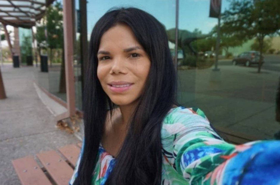 A louca ataca de novo!!! Após ataques racistas contra Titi, Day McCarthy queima a Bíblia