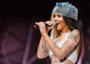 CANTORA É ACUSADA DE ESTUPRAR AMIGA!!!