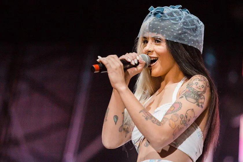 CANTORA É ACUSADA DE ESTUPRAR AMIGA!!!