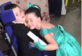 Menina emociona festa ao conduzir irmão cadeirante em valsa