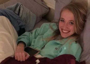 Homem manda foto da namorada para a mãe, mas não percebe um detalhe