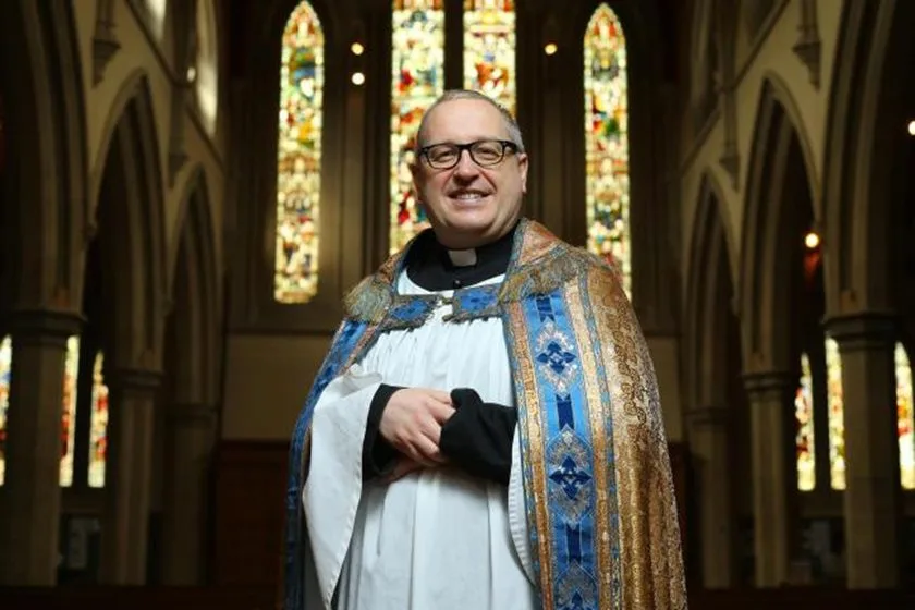 Padre pede orações para que príncipe George seja gay