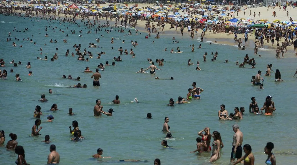 7 cuidados com crianças na praia ou na piscina