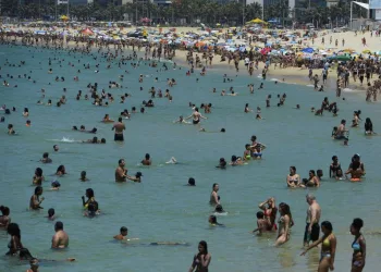 7 cuidados com crianças na praia ou na piscina