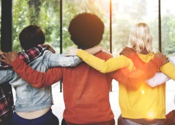 AMIGO DE INFÂNCIA PODE AFETAR SUA SAÚDE