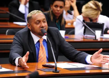 TIRIRICA ABANDONA A POLÍTICA