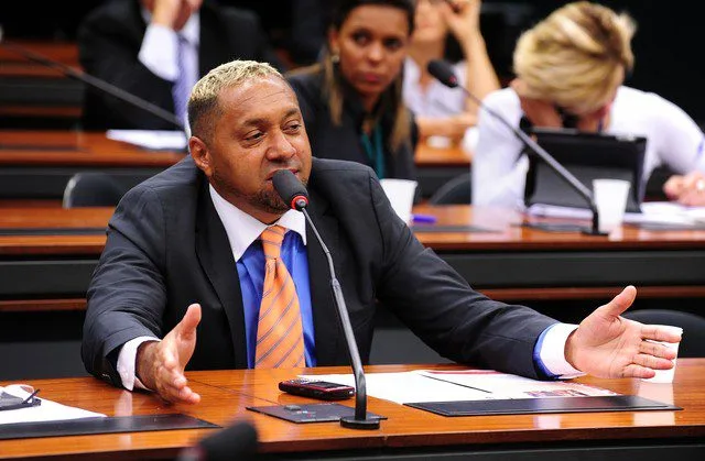 TIRIRICA ABANDONA A POLÍTICA