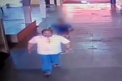 Adolescente dá voadora em inspetor após ser expulso de sala de aula