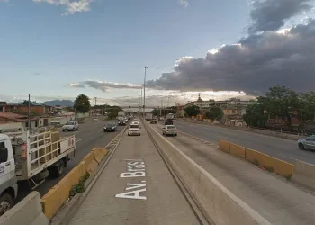Homem morre após ser baleado em caminhão de verduras na Avenida Brasil