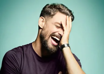 Cauã Reymond é flagrado nu na janela de seu apartamento no Rio(FOTOS)