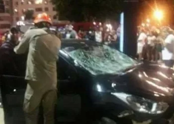 Carro invade calçadão e a Praia de Copacabana e deixa feridos