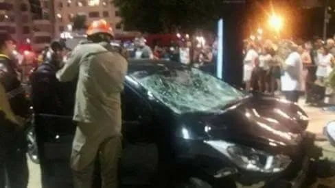 Carro invade calçadão e a Praia de Copacabana e deixa feridos