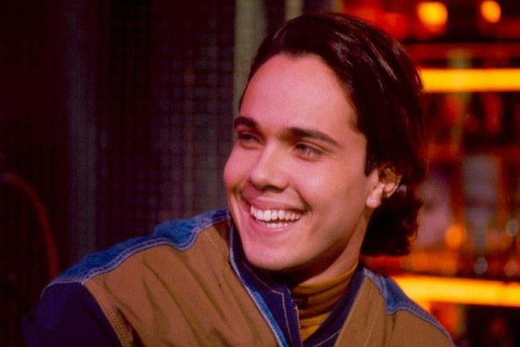 Ator Flávio Silvino aparece grisalho aos 46 anos e emociona os fãs