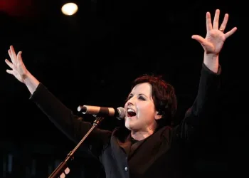 VOCALISTA DE BANDA DE ROCK MORRE AOS 46 ANOS!!!