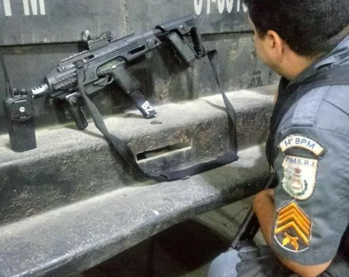 POLICIAIS ACABARAM COM UM BAILE FUNK EM UMA COMUNIDADE DA ZONA OESTE!!!