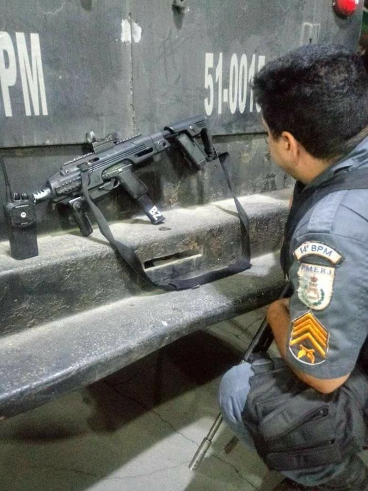 POLICIAIS ACABARAM COM UM BAILE FUNK EM UMA COMUNIDADE DA ZONA OESTE!!!