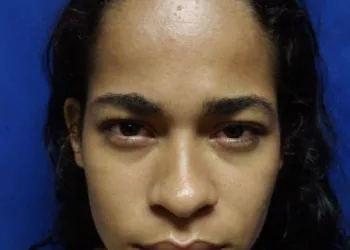 JOVEM ESFAQUEIA EX COMPANHEIRO DA AVÓ EM COMUNIDADE DA ZONA OESTE