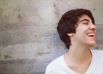 Jovem anuncia transição de gênero no Natal e emociona a família