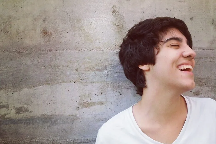 Jovem anuncia transição de gênero no Natal e emociona a família