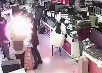 Cliente morde iPhone e bateria explode na cara dele