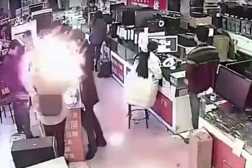 Cliente morde iPhone e bateria explode na cara dele