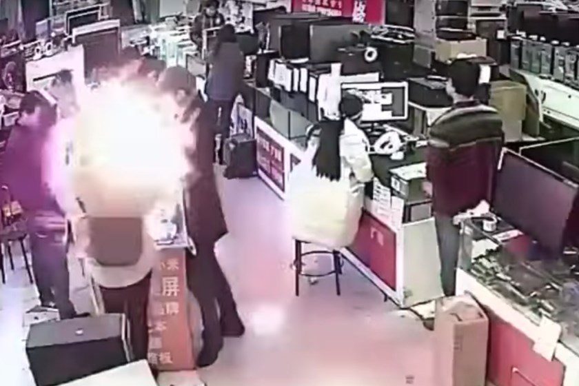 Cliente morde iPhone e bateria explode na cara dele