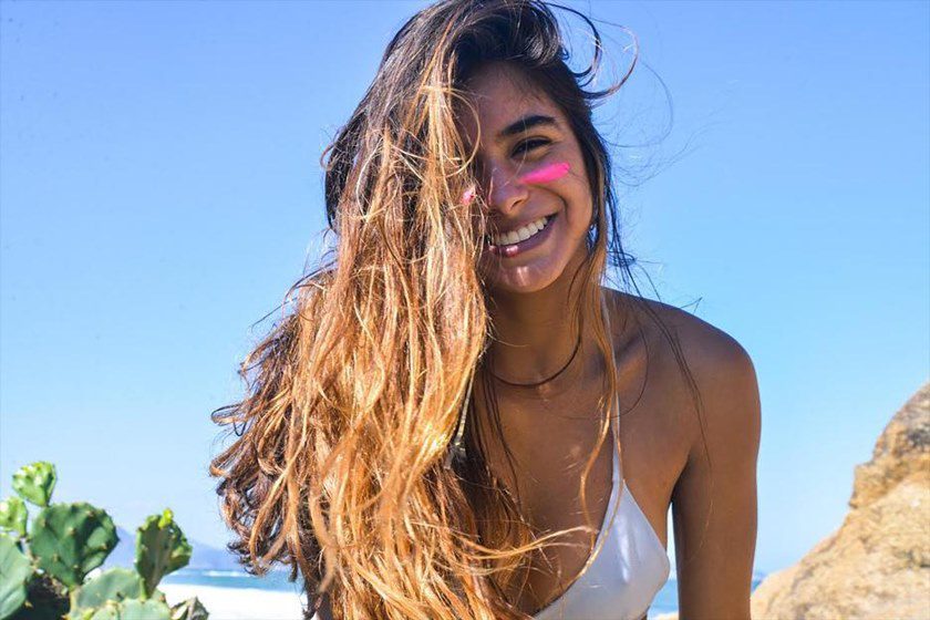 Aposte no filtro solar neon ou cheio de glitter para pular Carnaval