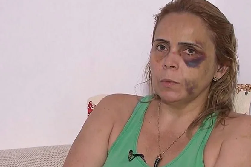 Ex-namorada de humorista o acusa de agressão: “Me enforcou”