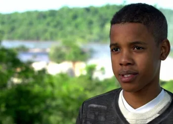 Finalista do “The Voice Kids” dá adeus à irmã morta em incêndio