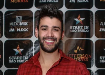 Cantor tira foto com camelô que pirateou o seu novo álbum