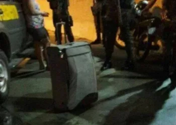 Mulher confessa que estrangulou e carregou o corpo do marido em mala na Zona Oeste!!!