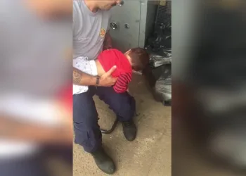 Policial militar salva criança que engasgou com pirulito