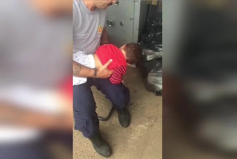 Policial militar salva criança que engasgou com pirulito