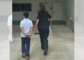 Concorda???Garoto de 7 anos é algemado e levado para DP após agredir professor