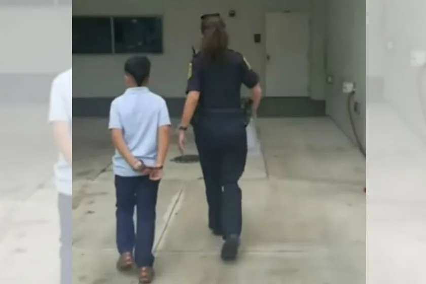 Concorda???Garoto de 7 anos é algemado e levado para DP após agredir professor
