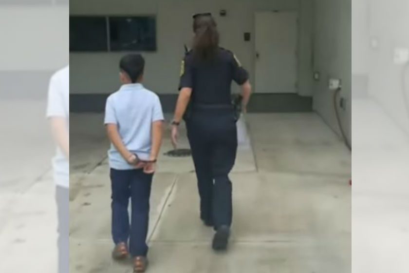 Concorda???Garoto de 7 anos é algemado e levado para DP após agredir professor