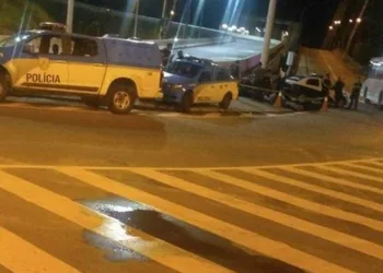 Sinistro!!!!Mulher é flagrada carregando corpo do marido em mala no RJ