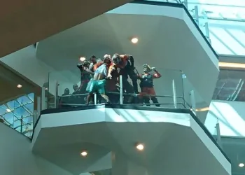 BOMBEIROS TENTAM SALVAR HOMEM QUE QUERIA SE MATAR M SHOPPING