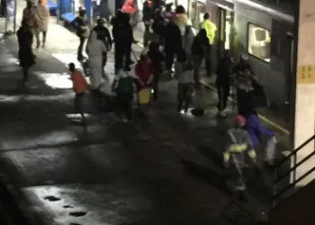 GRUPO DE MASCARADOS LEVA PÂNICO A PASSSAGEIROS DE TREM NA ZONA OESTE!!!