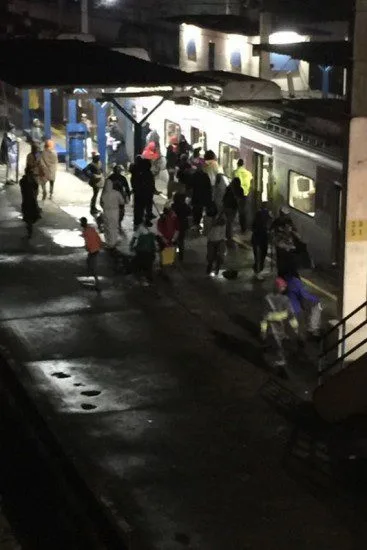GRUPO DE MASCARADOS LEVA PÂNICO A PASSSAGEIROS DE TREM NA ZONA OESTE!!!