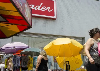 OCUPAÇÃO DO ESPAÇO URBANO POR CAMELÔS INCOMODA EMPRESÁRIOS EM CAMPO GRANDE