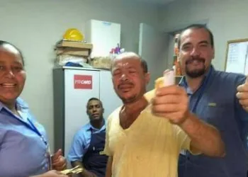 GERENTE DE POSTO DE GASOLINA NA ZONA OESTE ENCONTRA R$1.000.00 E DEVOLVE O DONO!!!