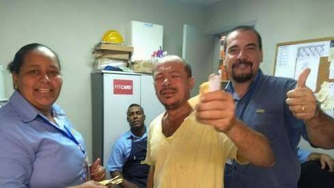 GERENTE DE POSTO DE GASOLINA NA ZONA OESTE ENCONTRA R$1.000.00 E DEVOLVE O DONO!!!