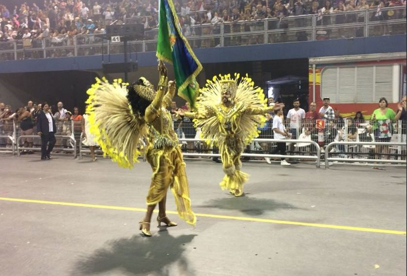Porta-bandeira de escola de samba perde roupa na avenida