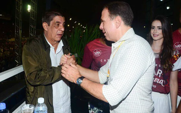 ZECA PAGODINHO SE IRRITA COM POLITICO EM CAMAROTE NO CARNAVAL!!!