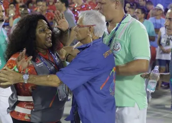 Secretária de cultura de Crivella tenta agredir presidente da Mangueira!!!