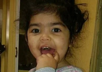 Mãe acusa creche de depilar sobrancelha de filha de 2 anos