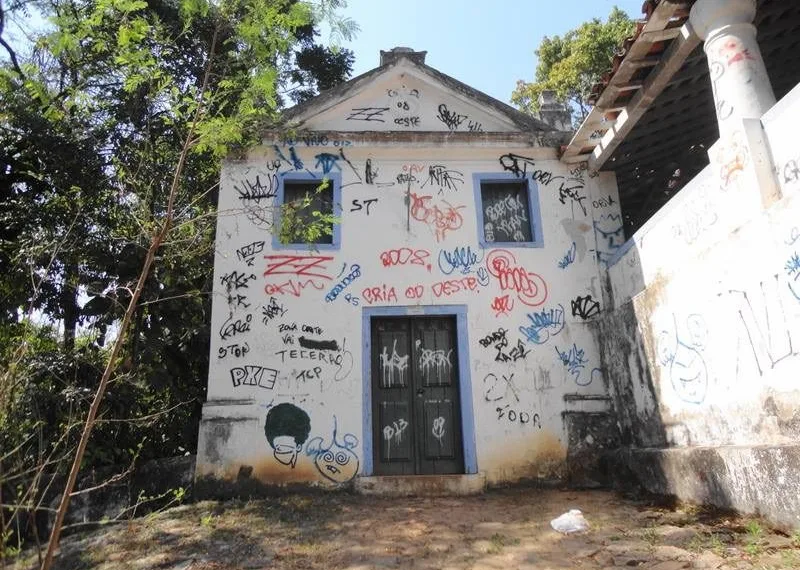Vandalismo em patrimônio tombado!